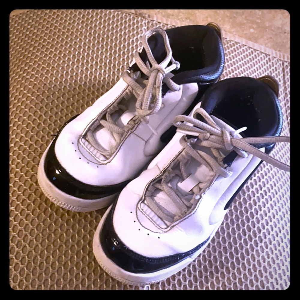 Boys Jordan’s black, white, and gold  size 12